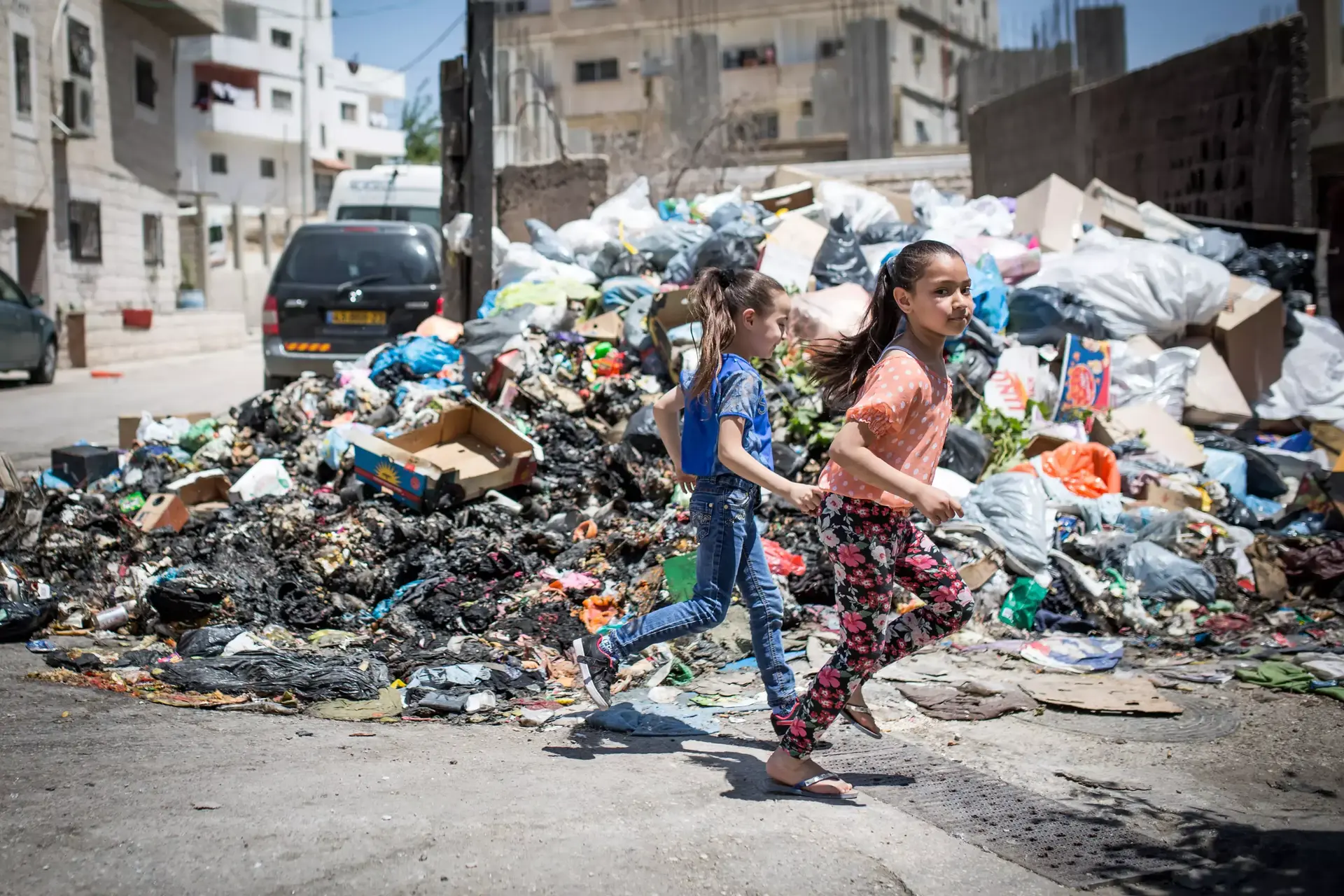 הזבל כפצצה מתקתקת: מחנה הפליטים שאפילו המשטרה מפחדת ממנו