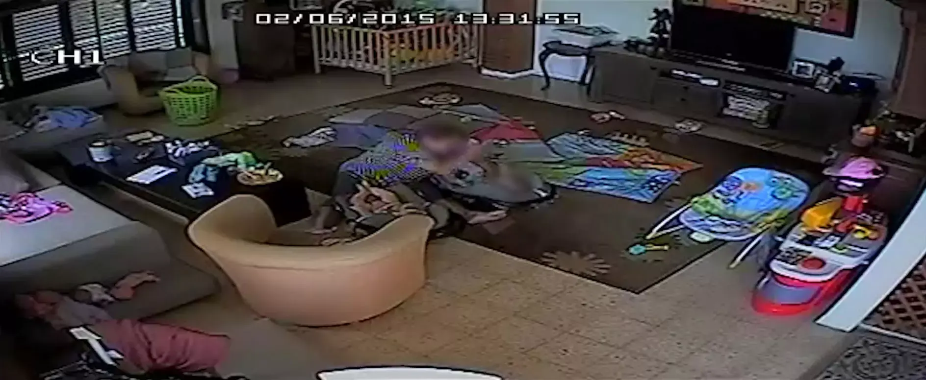 "סיוט של כל הורה": מטפלת חשודה שהכתה תינוק בן 8 חודשים