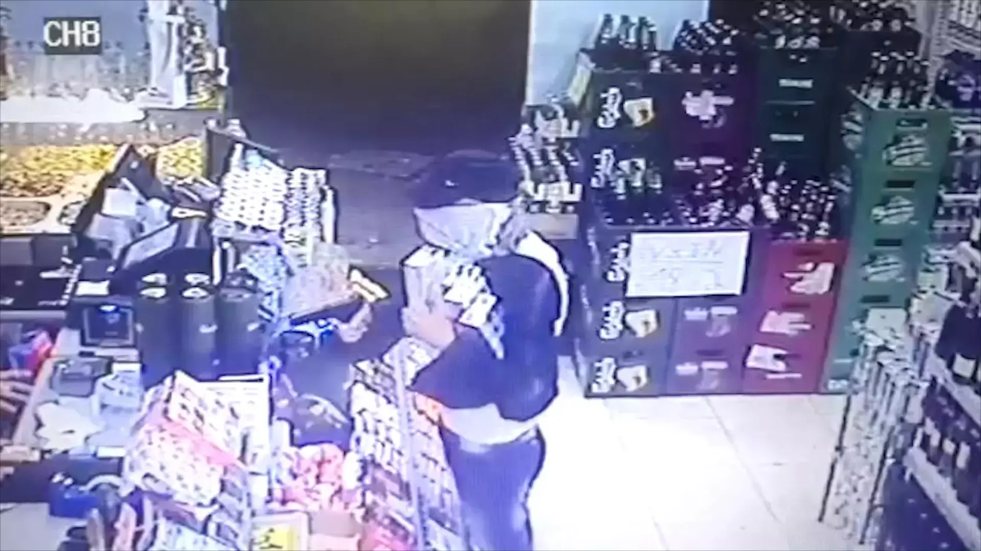 תיעוד: אזרח התנפל על עבריין חמוש ומנע שוד בנק בחולון