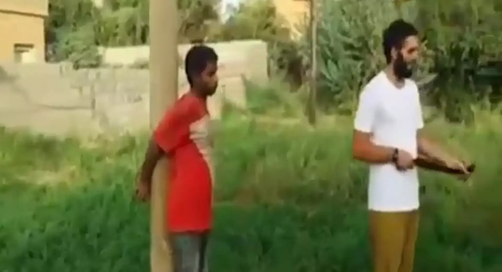 תיעוד: לוחמי דאעש מוציאים להורג אדם בירי טיל RPG