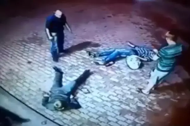 אל תתעסקו עם סבא: בריונים תקפו קשיש - ולא האמינו שכך הוא יגיב