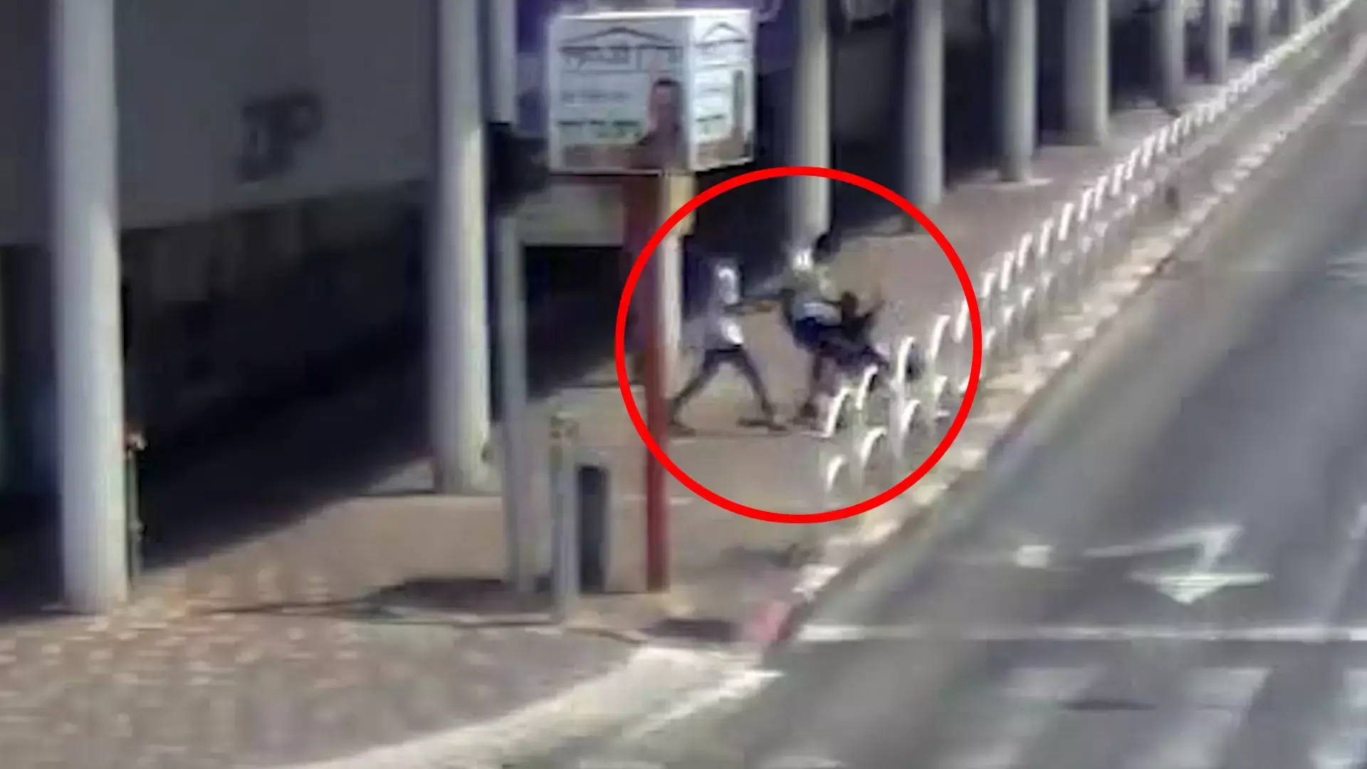 תיעוד: שני נערים הכו ושדדו בן 12 בראשון לציון