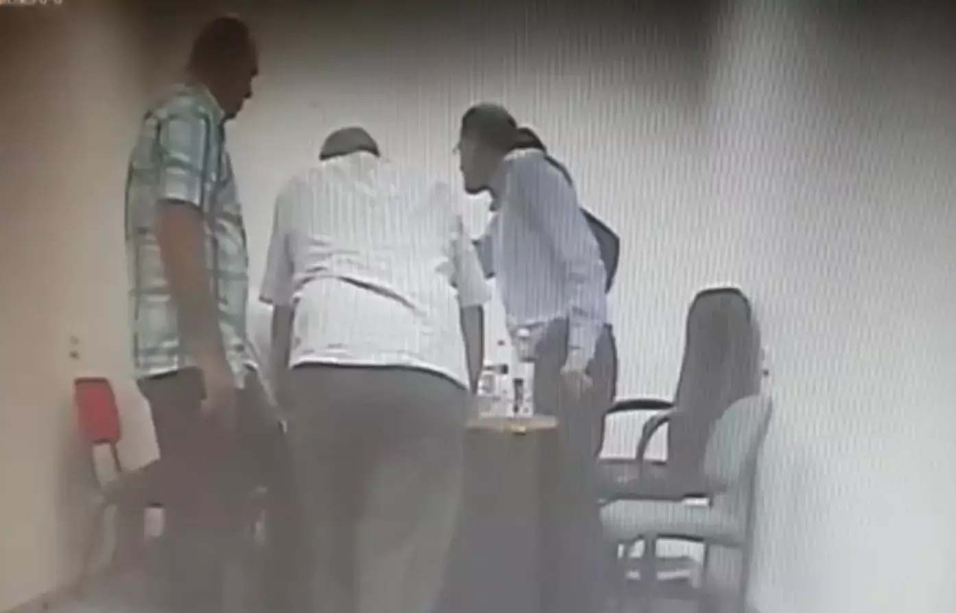 תיעוד: שוטר מג"ב נאזק בידיו וברגליו לכסא בחדר החקירות