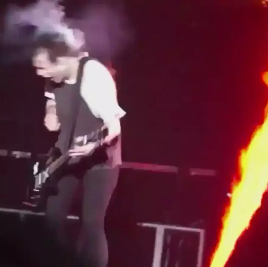 סיפור בדקה: סולן "Five Seconds To Summer" עולה באש בהופעה