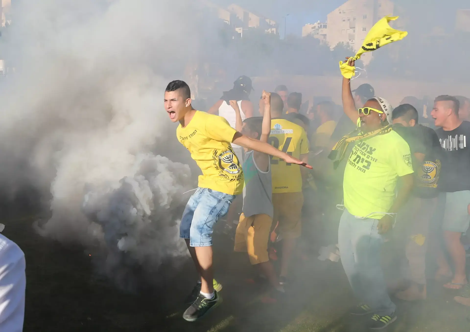 על אהבה ששורפת את הקבוצה