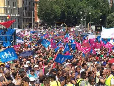 רומא: מאות אלפים הפגינו נגד ארגוני להט"בים ולימודי מגדר