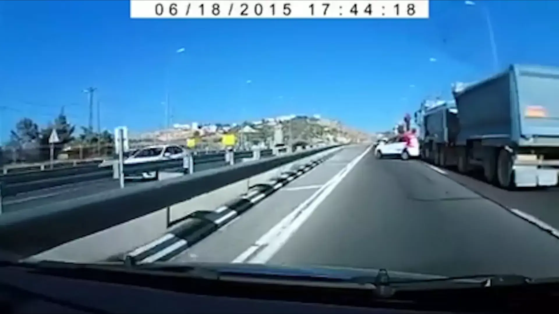 נעצר נהג המשאית שתועד דוחף רכב של "יד שרה" לשוליים
