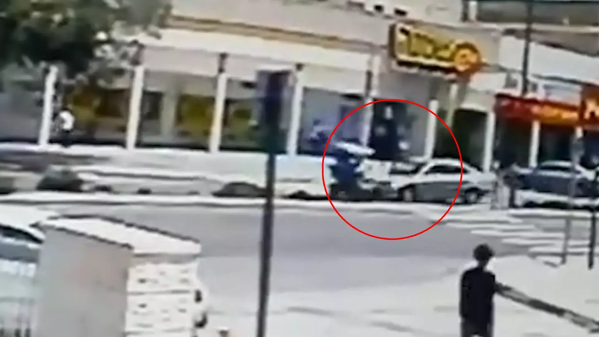 תיעוד: מכונית פוגעת בקשיש שחוצה מעבר חצייה בקלנועית