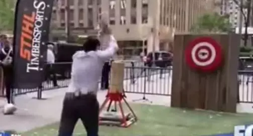 החדשות בדקה: מנחה הטיל גרזן למטרה  ופגע בנגן תזמורת