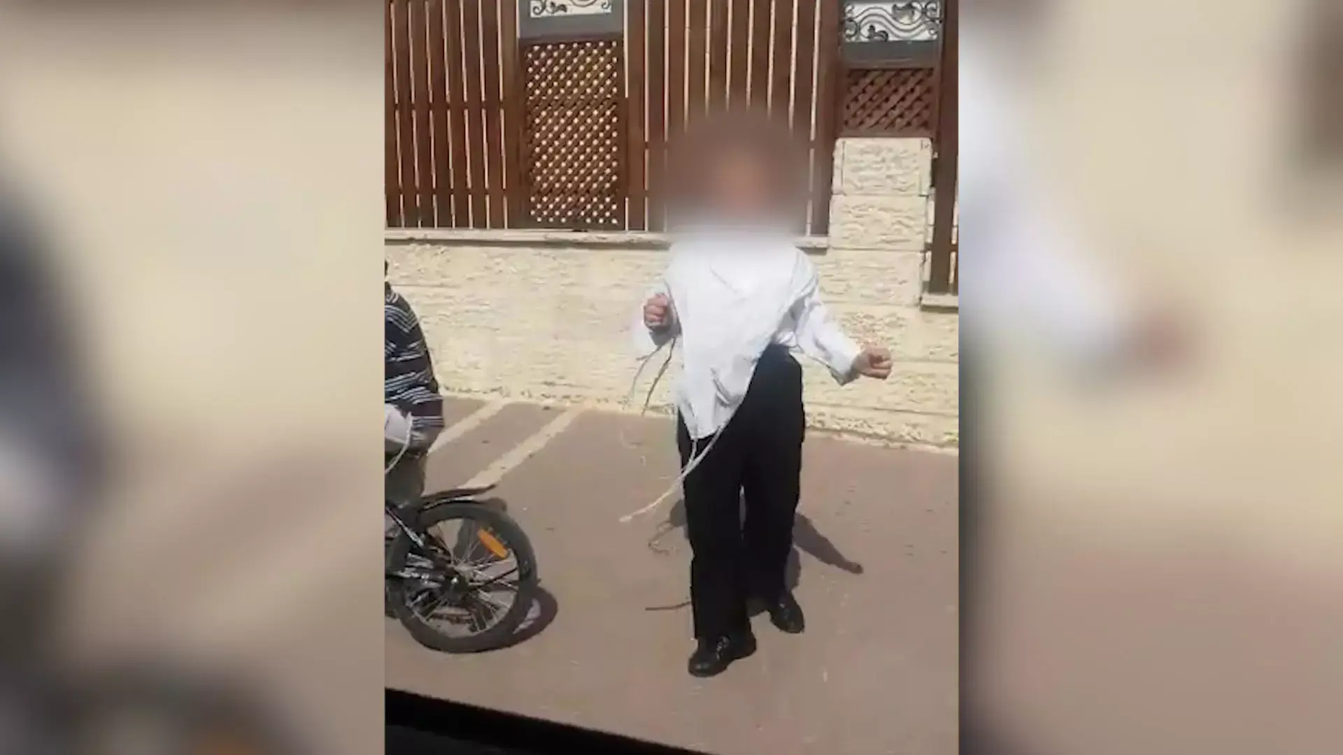 הוריו של בעל המוגבלות שאולץ לרקוד ברחוב: "זה גרם לו אושר"