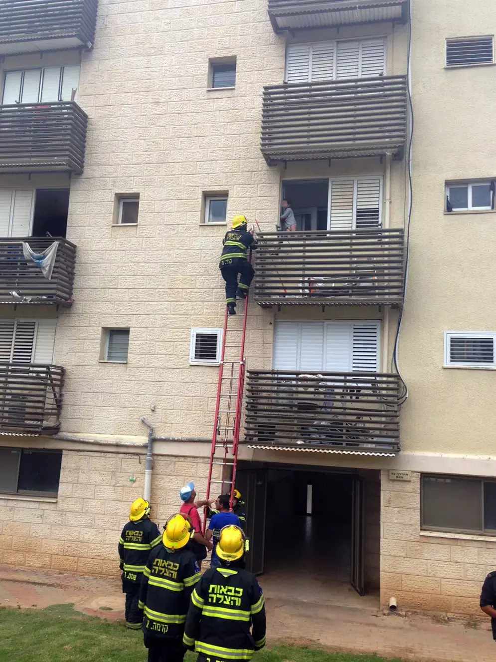 האם ישנה, בנה בן השנתיים טיפס לקצה המרפסת בביתו - וחולץ