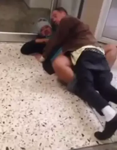 זוג נתפס עושה סקס במרכז קניות: "צודק, נסחפנו. נרד לים"