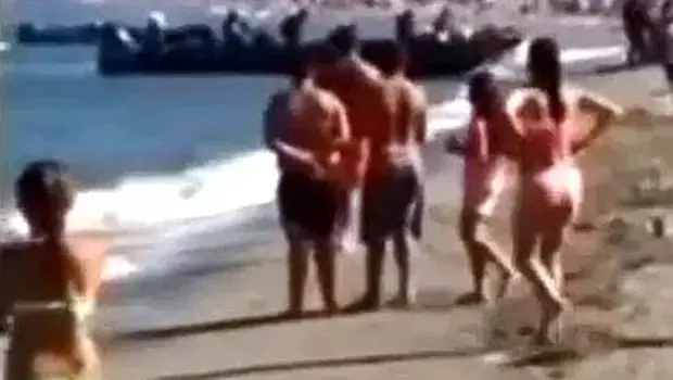 תיעוד נדיר: מבריחי סמים פורקים סחורה על חוף ים הומה אדם