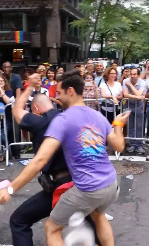 החדשות בדקה: השוטר שחגג עם הקהילה הגאה סחף את הרשת