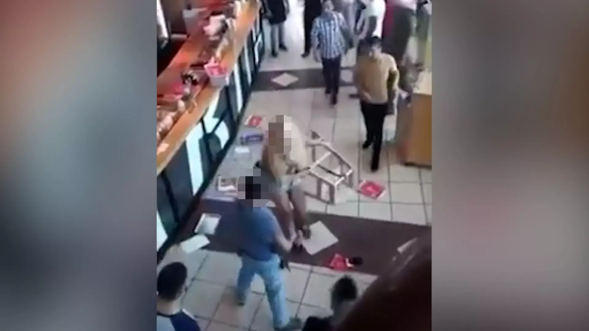 תיעוד: קטטה המונית בין עובדי חנות בקניון עזריאלי לטרנסג'נדריות