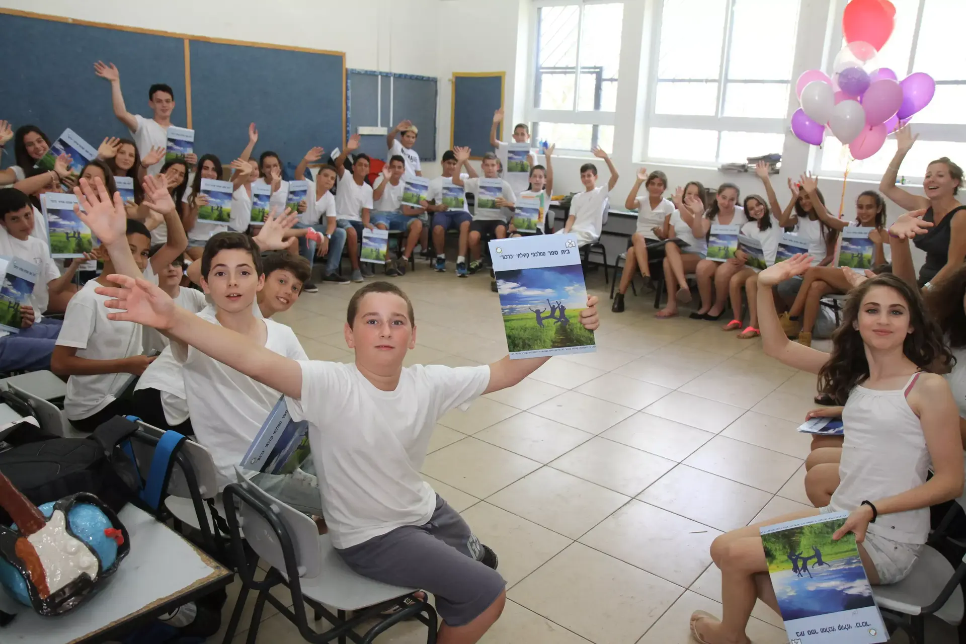 תעודות וחולצות לבנות: היום האחרון ללימודים
