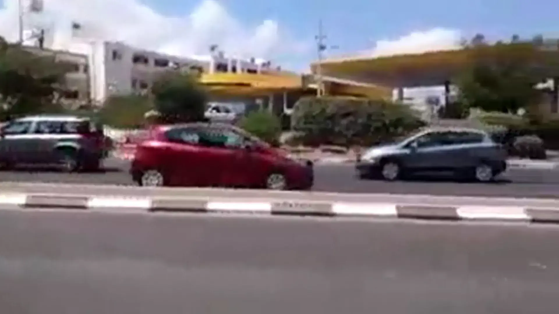 תיעוד: נהגת נוסעת נגד כיוון התנועה - וחוצה צומת באור אדום