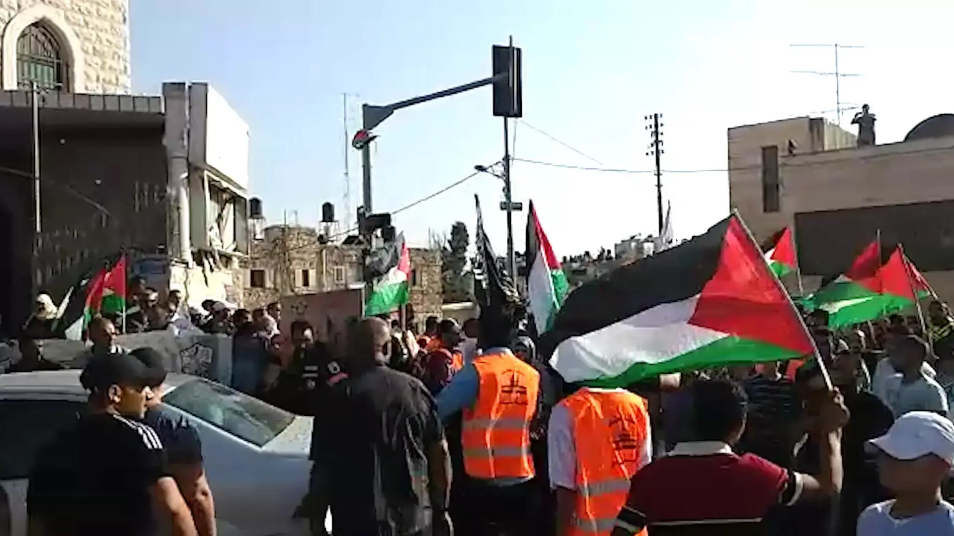 שנה לרצח מוחמד אבו חדיר: מאות בעצרת זיכרון מול ביתו