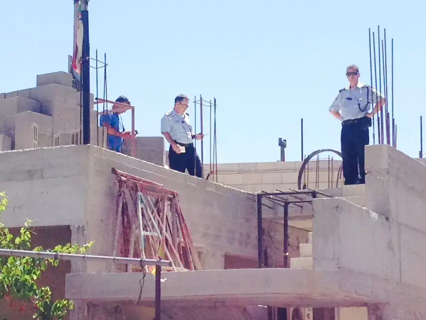 חשד לרצח: בן 77 צנח אל מותו מבניין במהלך ויכוח עם שכניו