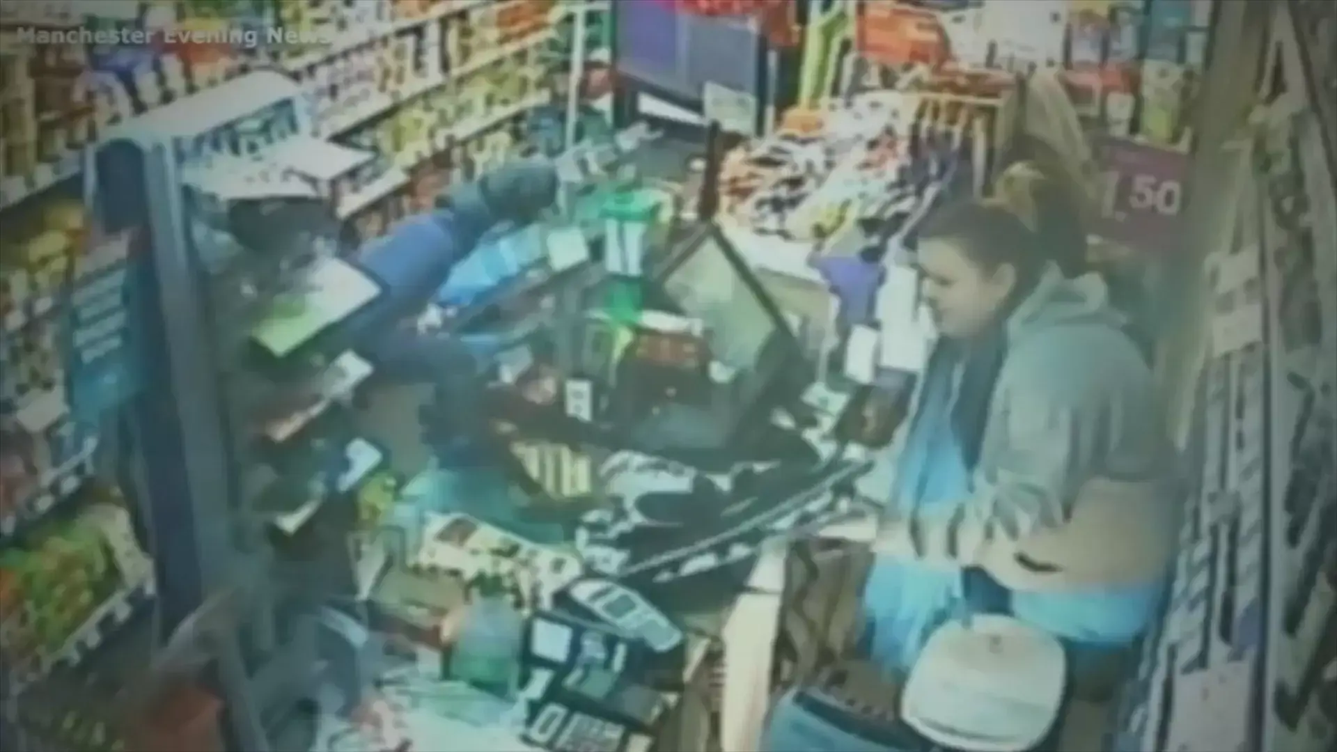 החדשות בדקה: צפו בשני הפנסיונרים שלכדו אדם שניסה לשדוד חנות