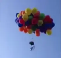 החדשות בדקה | צפו: קשר 110 בלוני הליום לכיסא - ועף לשמיים