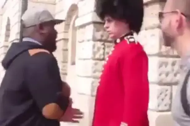 אמיתי או מזויף? חייל ממשמר המלוכה הבריטי היכה תייר באגרוף
