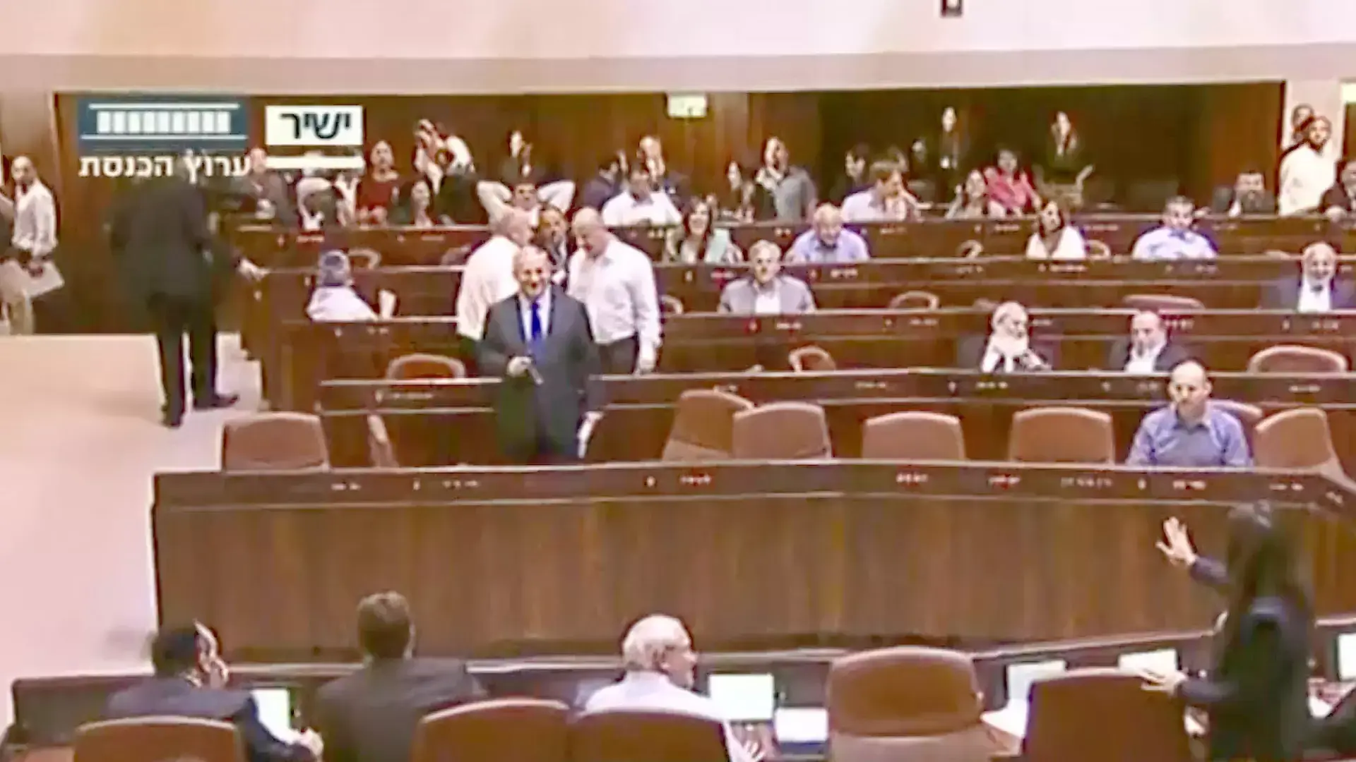 הקואליציה סופגת מהלומות ראשונות וליברמן נהנה מכל רגע