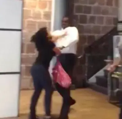 תיעוד מזעזע: מנהל בית קפה מכה מלצרית שהתפטרה במהלך משמרת
