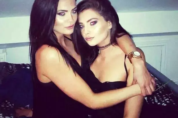 הדוגמניות התאומות שהיו רועשות מדי עבור השכנים שלהן