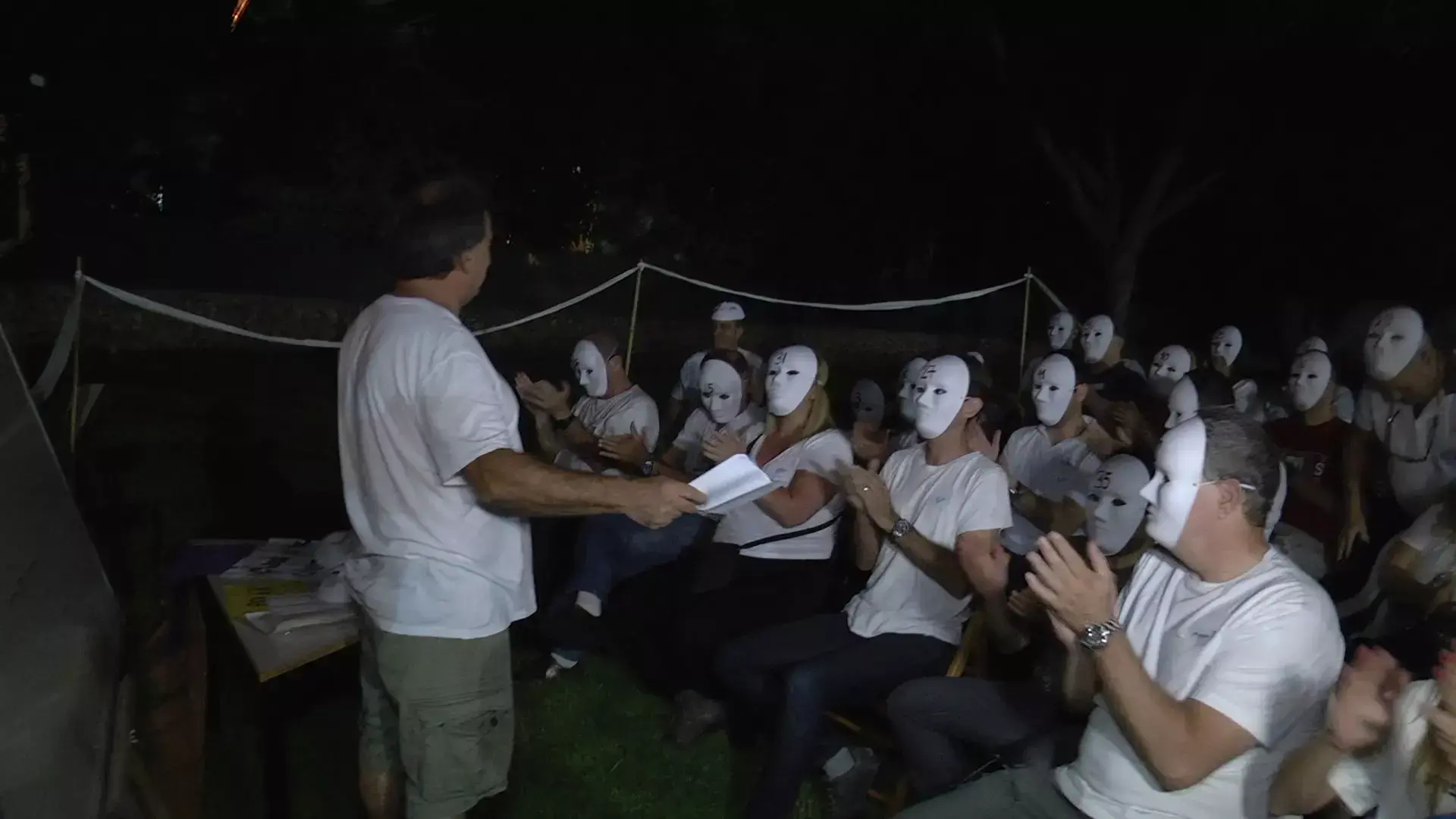 צפו: ההפגנה היצירתית של הורי מחאת הסרדינים מחוץ לביתו של בנט