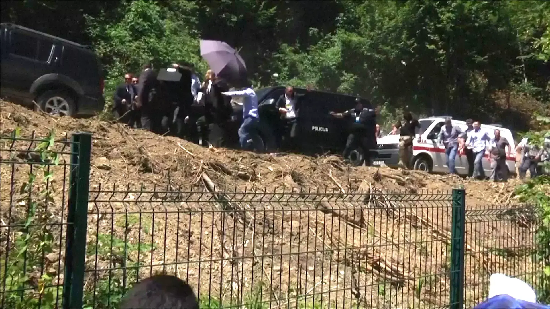 דרמה בטקס לציון הטבח: אבנים יודו על ראש ממשלת סרביה