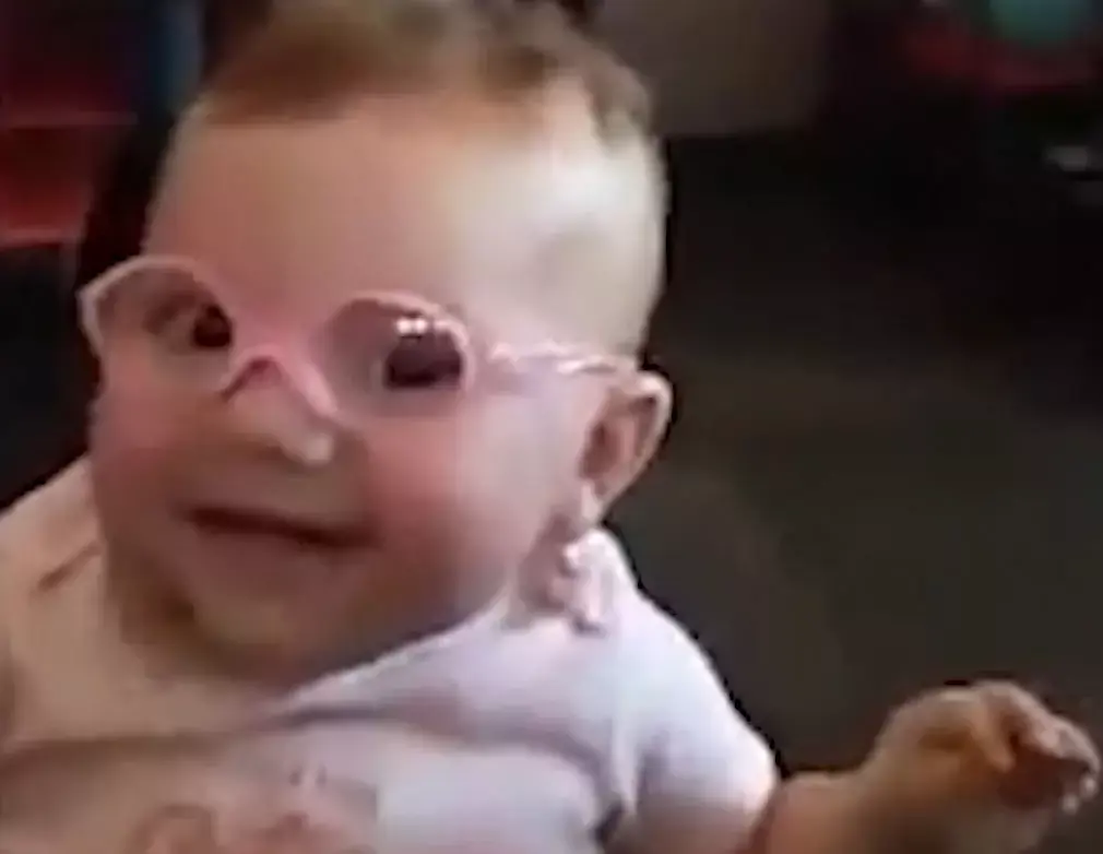החדשות בדקה: התגובה של התינוקת למשקפיים שלה סחפה את הרשת