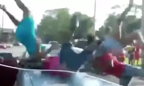 קשה לצפייה: רכב דורס העיף ארבע צעירות שהתקוטטו על הכביש