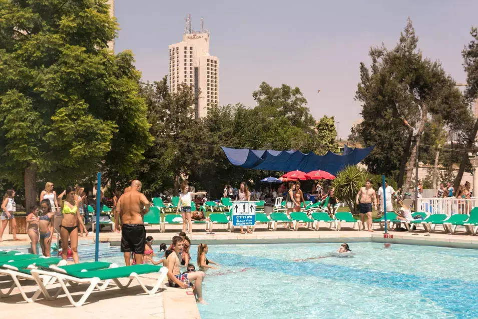 חשד: העיר לצעירים בבריכה - והותקף באלימות כשבתו בידיו