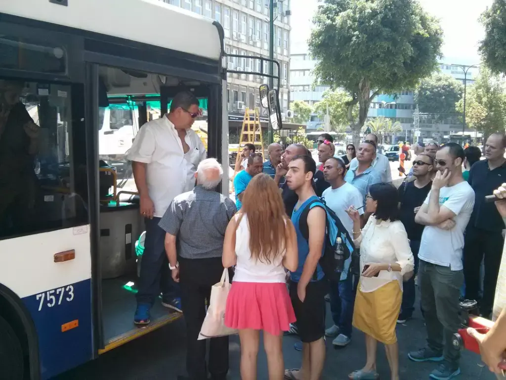 אוטובוס נתקע כשעה בתל אביב בגלל עבודות הרכבת הקלה. צפו