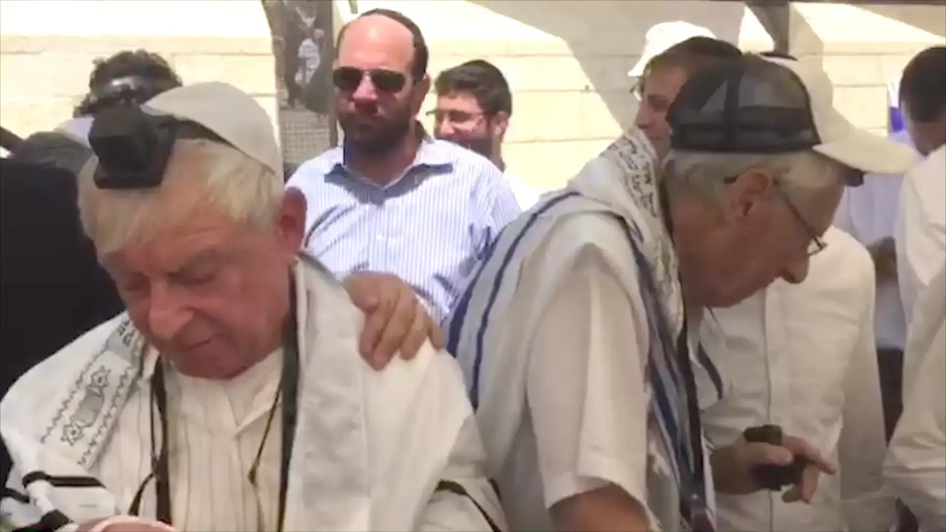 באיחור של 70 שנה: ניצולי שואה חגגו טקס בר מצווה בכותל