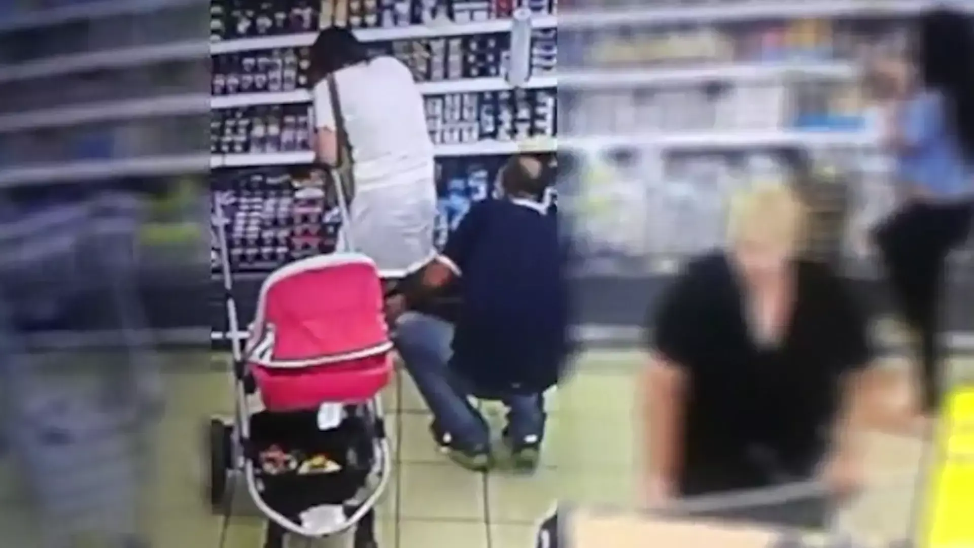 תיעוד: חשוד מצלם נשים וקטינות מתחת לחצאית בחנויות במרכז