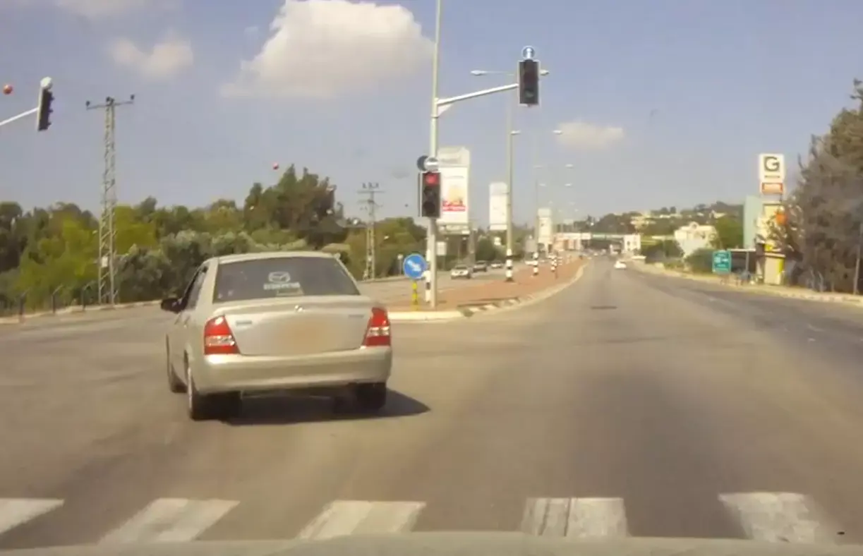 חשבת לחצות באור אדום? האתר החדש שעושה "שיימינג" לנהגים