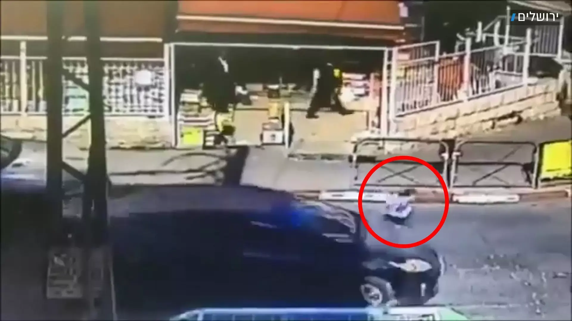 צפו: ילד רץ אל הכביש בירושלים - ונפגע קל בלבד ממכונית