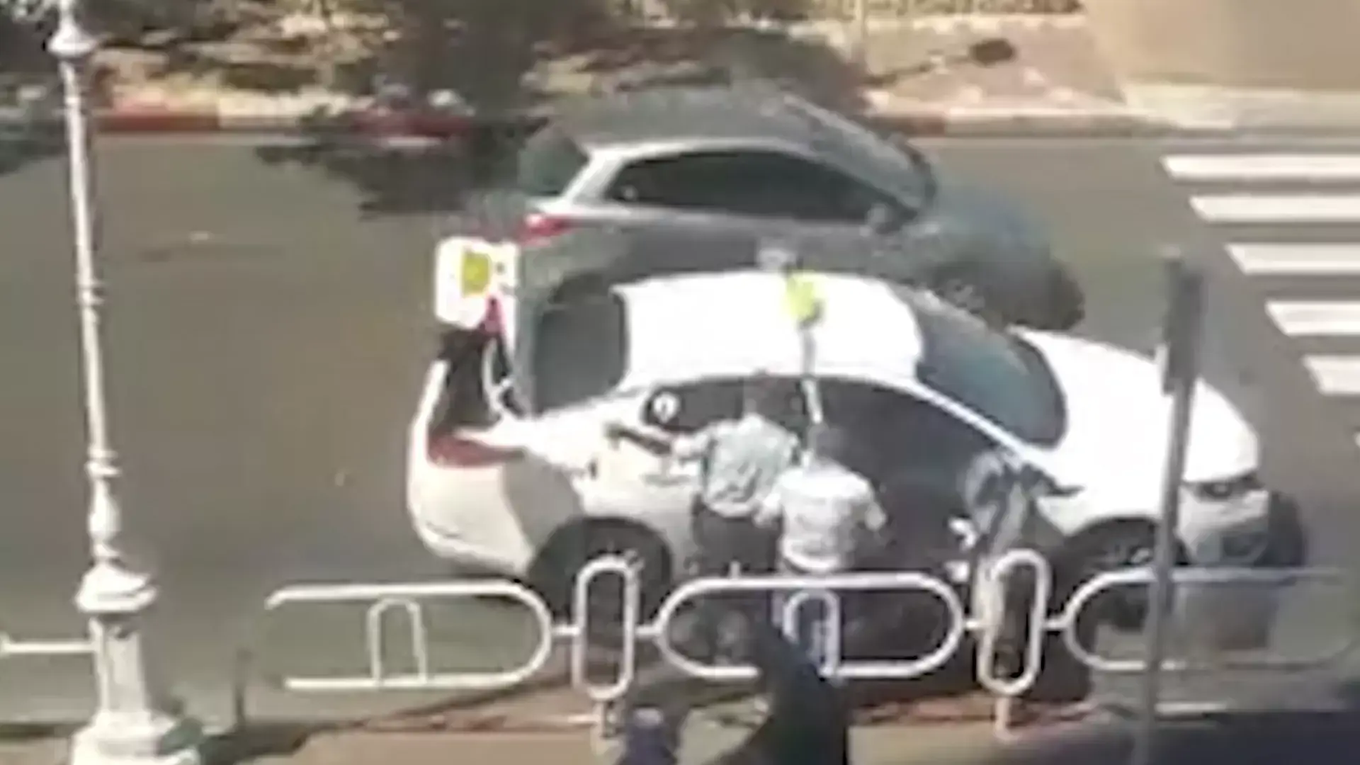 "אטימות מוחלטת": שוטר איים במתן דוח לנהג מונית שסייע לנכה