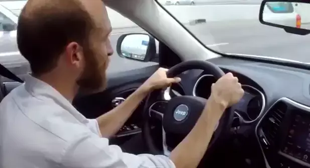 החדשות בדקה | צפו: כך יכולים האקרים לשלוט לכם ברכב מרחוק