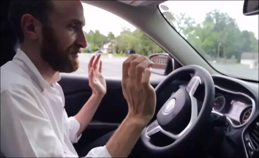 צפו: האקרים משתלטים מרחוק על ג'יפ ומורידים אותו מהכביש