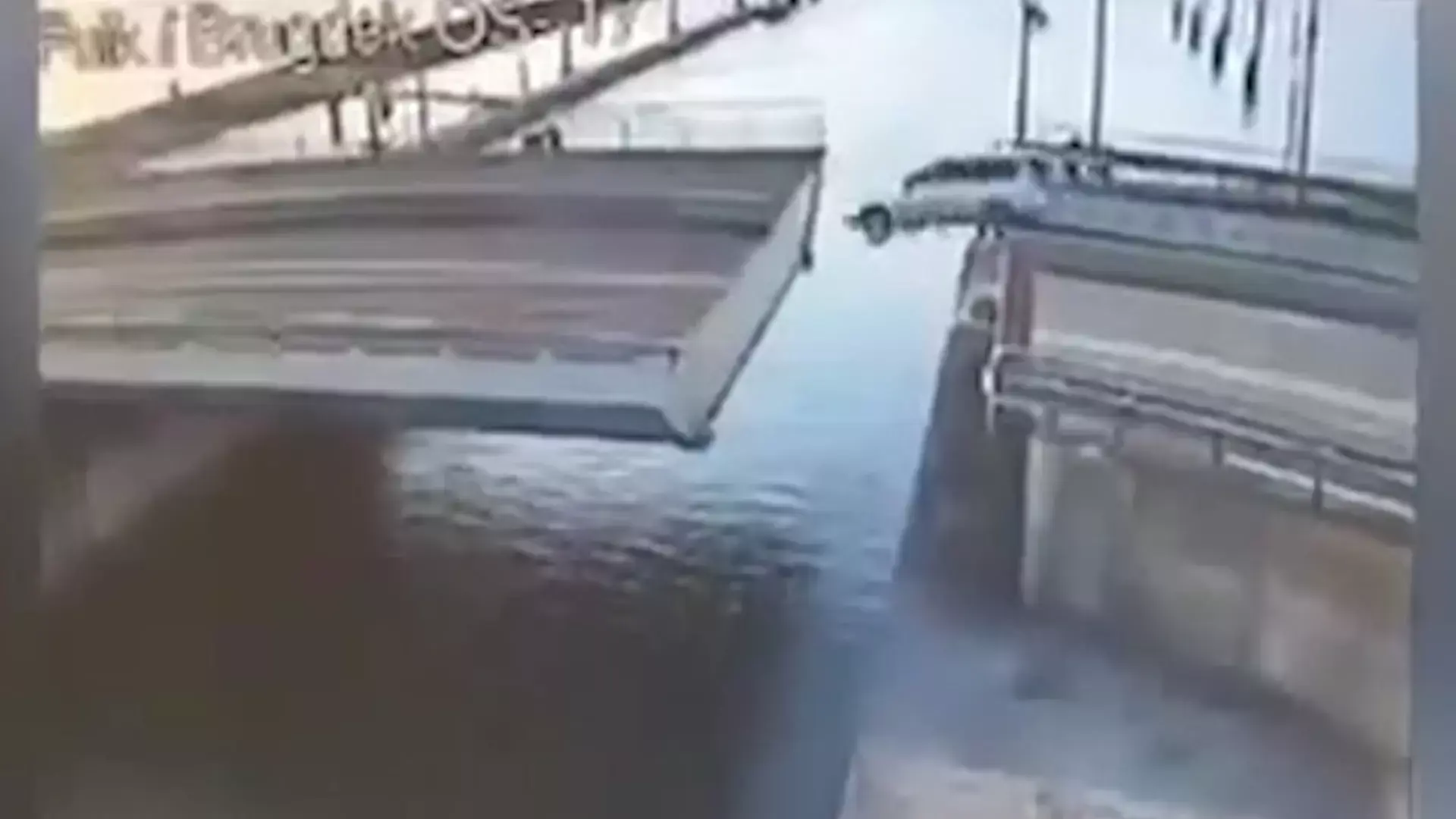 החדשות בדקה | צפו: ניסה לדלג עם רכבו מעל רווח בגשר  ונפל