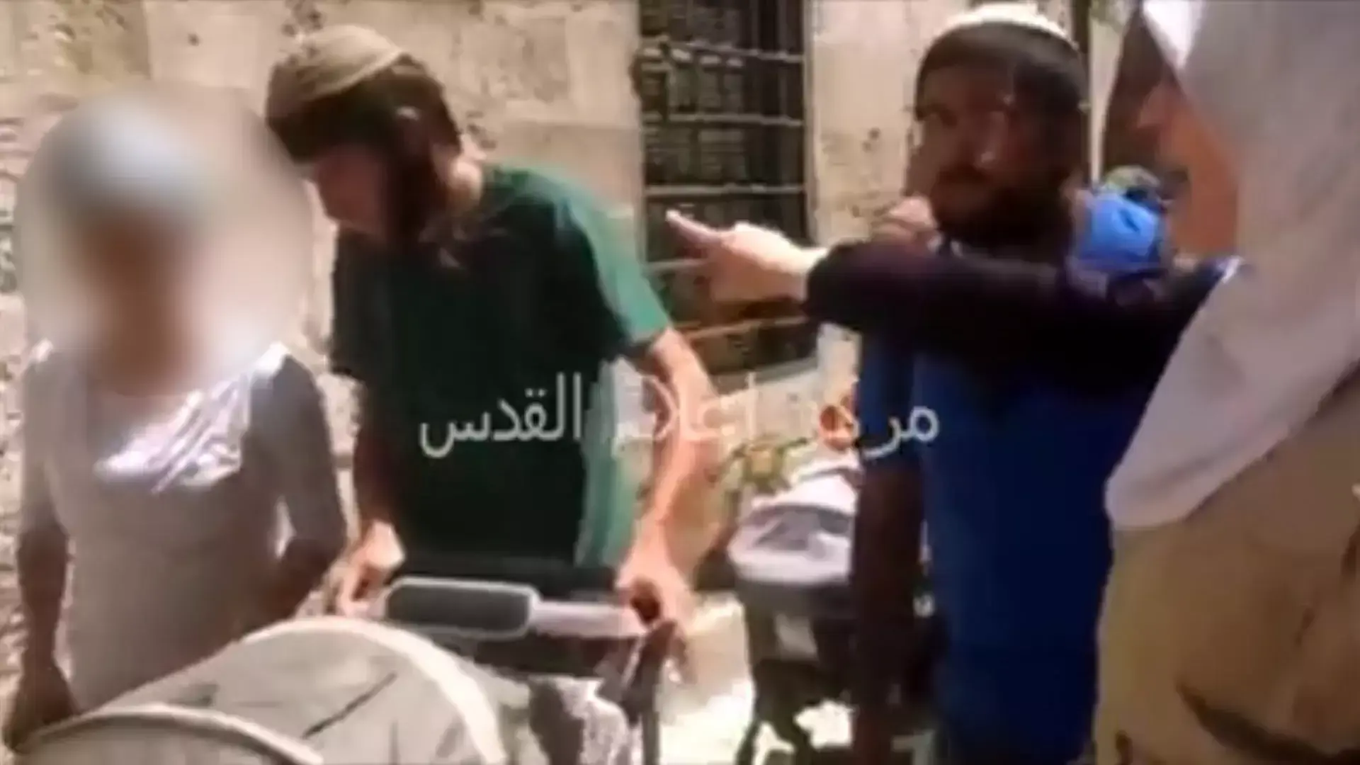 צפו: צעירה נעצרה לאחר שצעקה "מוחמד חזיר" באזור הר הבית