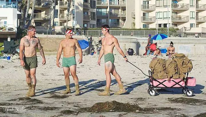 צפו: מה גורם לחיילי מארינס לצעוד 22 קילומטרים בלי בגדים?