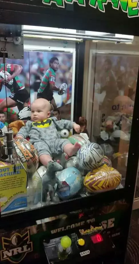איך התינוק הזה הגיע לתוך מכונת משחקים?
