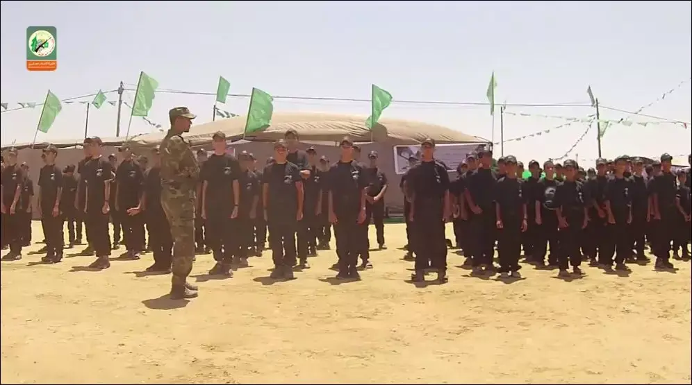 צפו: חניכי קייטנת הקיץ של חמאס מתרגלים משמעת צבאית