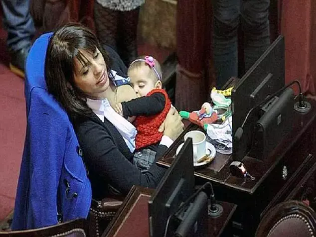 סיפור בדקה: סיפורה של הפוליטיקאית שהניקה את בתה בפרלמנט