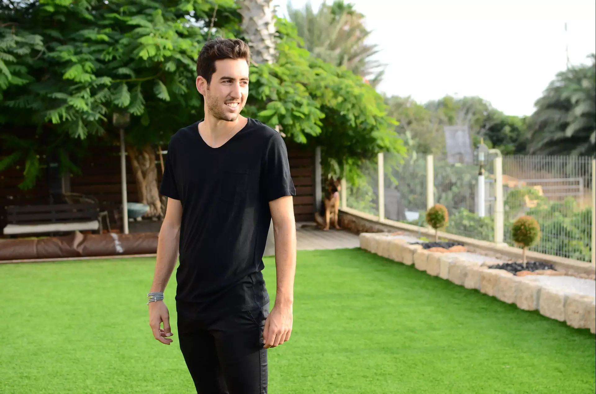 אדיר גץ שר "דירה קטנה בחיפה". האזינו