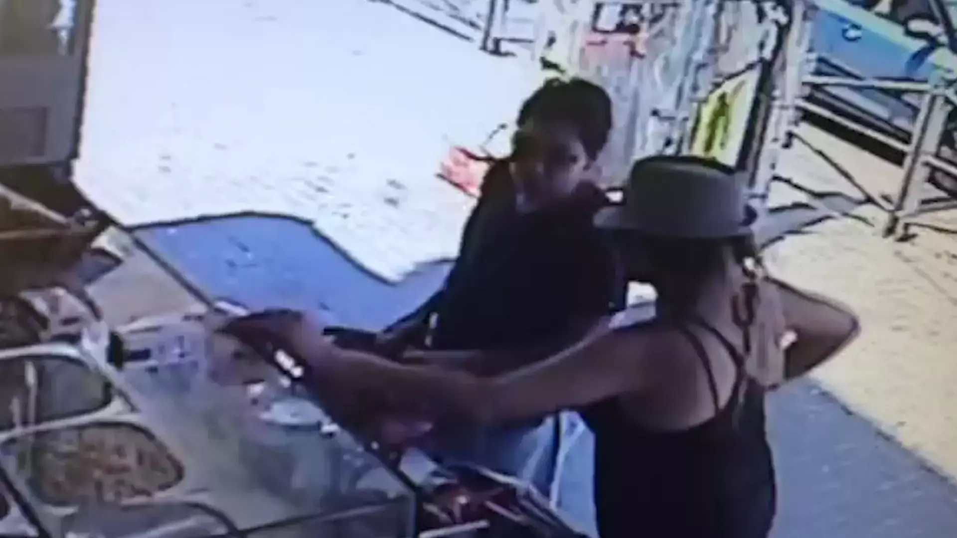 בזכות מצלמות האבטחה: נתפסו שתי חשודות שכייסו קשישות